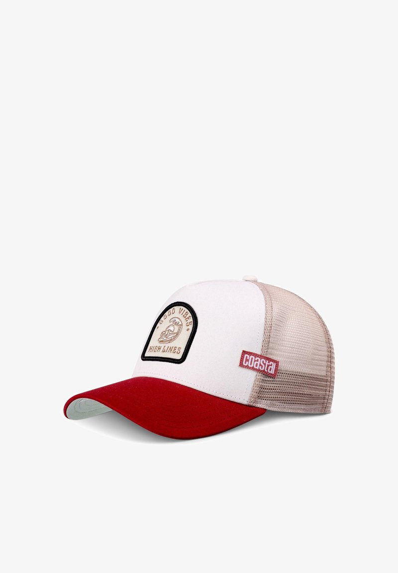 Cappello bianco e rosso con retro in rete, caratterizzato da una patch con il logo "Good Vibes High Lines" e un'etichetta rossa "coastal" sul lato.