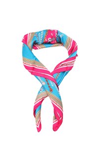 Foulard di seta con base turchese, strisce rosa e un motivo a catena. Texture liscia, legato a forma di nodo, colori vivaci.