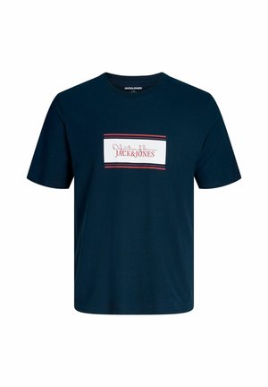 T-shirt bleu foncé à manches courtes avec un patch logo rectangulaire blanc portant l'inscription "Jack & Jones" en rouge et des lignes décoratives au-dessus et en dessous.