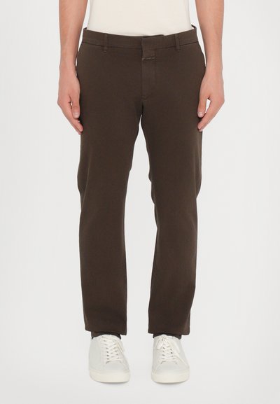 CLOSED CLIFTON TRUE - Pantalones chinos - espresso brown