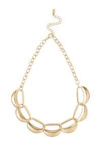 Gouden metalen ketting met langwerpige ovale schakels en gebogen halfcirkelvormige accenten, met een verstelbare sluiting aan de achterkant.