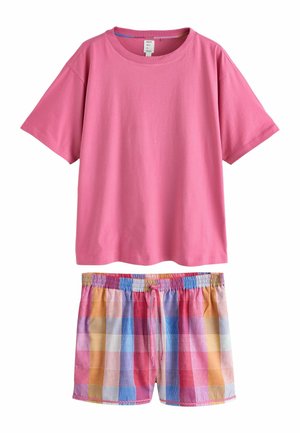 Różowy t-shirt z krótkim rękawem w połączeniu z wielokolorowymi, kratkowymi szortami z elastycznym pasem i sznurkiem.