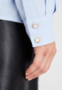 Sister Jane LOUIE RUFFLE SHIRT - Marškiniai - blue