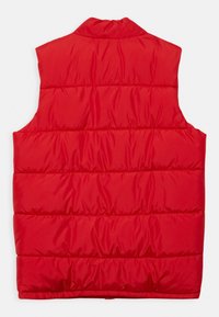 Rote Pufferweste, ärmellos, mit gestepptem Design und horizontalen Nähten sowie hohem Kragen. Glattes, glänzendes Material ohne sichtbare Verschlüsse.