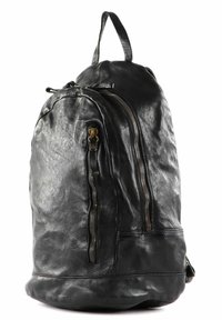 Zaino in pelle nera con forma arrotondata, cerniere laterali doppie e una maniglia superiore singola per il trasporto. Texture liscia con accenti lucidi.