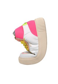 Høj-top sneakers med en hvid læderbund, lyserøde, gule og grønne accenter, tekstureret sål og karakteristisk multicolorer snørebånd.