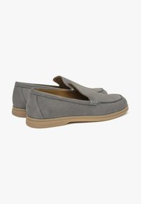 Szare buty wsuwane wykonane z gładkiego zamszu, z okrągłym noskiem, elastyczną gumową podeszwą i stonowanymi detalami przeszyć.