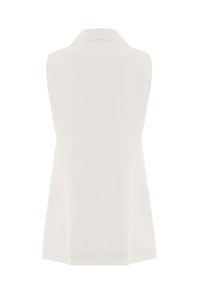 Canotta bianca senza maniche con colletto a punte, caratterizzata da una linea dritta e una texture liscia, progettata per un look minimalista.