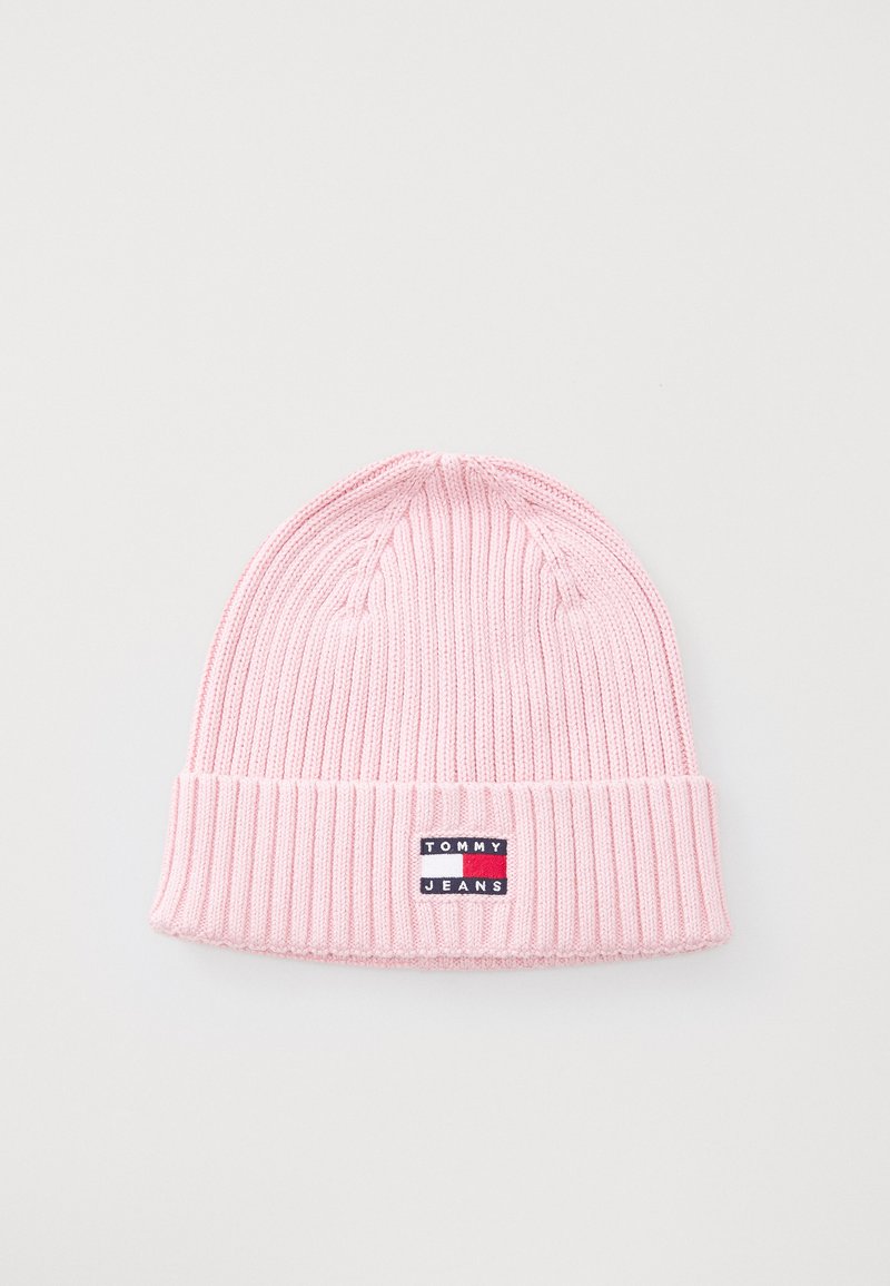 Roosa ribakootud müts voltimisega, millel on ristkülikukujuline logopatch, kus on kontrastsetes värvides kiri "TOMMY JEANS".