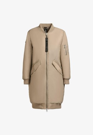 Veste bomber beige avec une fermeture éclair, deux grandes poches avant, des poignets côtelés et une poche en patch sur la manche. Tissu synthétique lisse.