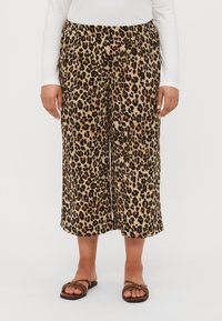 Pantaloni a gamba larga in tessuto leggero con stampa leopardata e vita elastica. Il design presenta macchie nere e marroni su uno sfondo color sabbia.