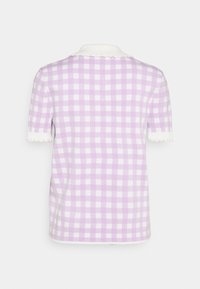 Liliowa i biała kratkowana koszula z krótkim rękawem z białym kolorem w falbanki i pasującymi falbankami na rękawach, przedstawiona z tyłu.