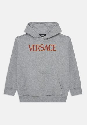 Grå hettegenser laget av bomullsblandingsstoff. Har en frontlomme, ribbede mansjetter, og "VERSACE"-logo i brunt tekst over brystet.
