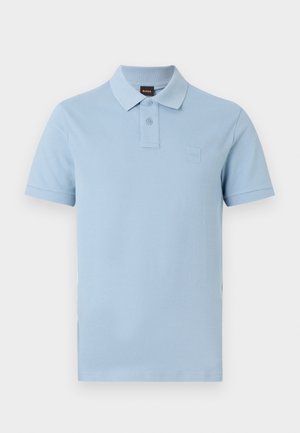 Polo a maniche corte azzurro chiaro con due bottoni e piccolo patch logo in rilievo sul petto sinistro.