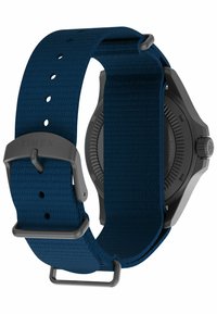 Timex ur med et struktureret blått nylonrem og en sølvspænde. Urkassen er sort med en struktureret krone og mineralglas.