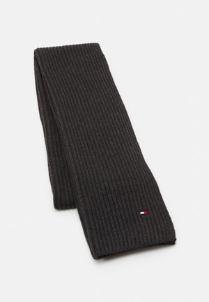 Écharpe en tricot côtelé gris foncé avec un petit logo rectangulaire rouge, blanc et bleu près d'une extrémité, posée à plat sur un fond blanc.