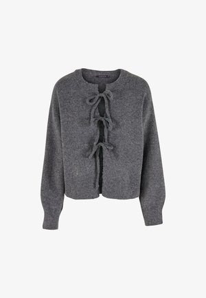 Grijze gebreide cardigan met een ronde halslijn, striksluitingen aan de voorkant en lange mouwen met geribbelde manchetten. Zachte textuur overal.