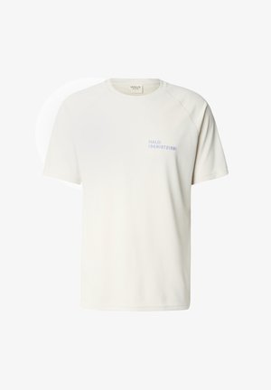 Biała teksturowana koszulka z krótkim rękawem, okrągłym dekoltem i małym niebieskim napisem „HALO 196819721981” na lewej piersi.