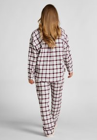 Geverifieerde pyjamaset in wit, bordeauxrood en marineblauw. Losvallende lange mouwen en broek, zachte stof met een klassiek ruitpatroon.