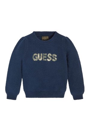 Granatowy, puszysty sweter z długimi rękawami i napisem "GUESS" wykonanym ze srebrnych cekinów na piersi.