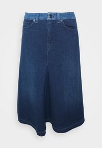 Džínová sukně tmavě modré barvy se slabě rozšířeným tvarem do áčka, s pěti kapsami, předním zapínáním na knoflíky a lehce třepeným lemem.