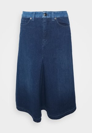 Jupe en jean bleu foncé avec une légère forme trapèze, dotée d'un design à cinq poches, fermeture boutonnée à l'avant et un ourlet légèrement effiloché.