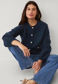 Ellos Collection MIT LANGEN PUFFÄRMELN - Strickjacke - marine