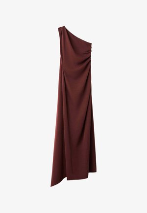Robe longue marron foncé à une épaule avec un détail de tissu froncé sur le côté, créant un effet drapé.