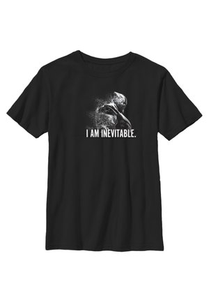 Sort kortærmet t-shirt med et grafisk billede af en karakter i gråtoner, med hvid tekst der står "JEG ER UUNDGÅELIG" nedenunder.