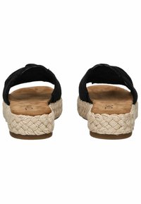 Zwarte stoffen slipper sandalen met een gevlochten jute tussenzool en een zachte bruine inlegzool. Open achterkant voor gemakkelijke instap, minimalistische stijl.
