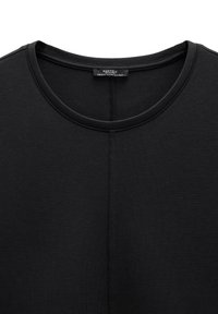 Czarna koszulka typu crew-neck wykonana z miękkiego materiału; cechuje się gładką strukturą, bez wzorów i akcentów, prezentując minimalistyczny design.