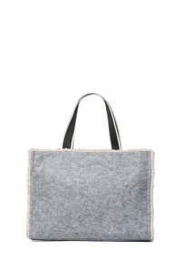 Grijze vilten boodschappentas met crèmekleurige bontinzet, zwarte handvatten, rechthoekige vorm en minimalistisch ontwerp. Zachte textuur met contrasterende accenten.