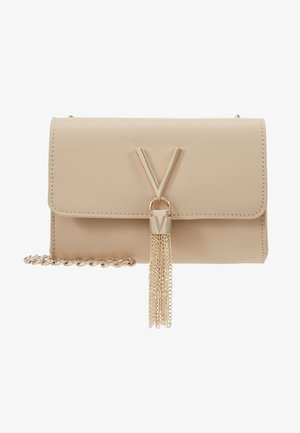 Beige syntetisk lærveske med klaffelukking, gullfarget hardvare, V-formet accent og en kjedetassel detalj. Inkluderer en kjedehank.