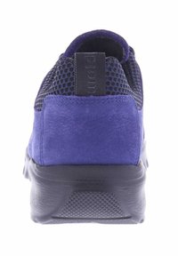 Paars sneaker met een textuur van suède en mesh bovenkant, zwarte accenten, een gecushioneerde zool en een verstevigde hak. Voorzien van een trekhaak voor eenvoudig aan- en uittrekken.