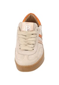 Beige mockasin sneakers med orange detaljer, rund tå och platt brun gummisula. Har en stickad design och texturerade snören.