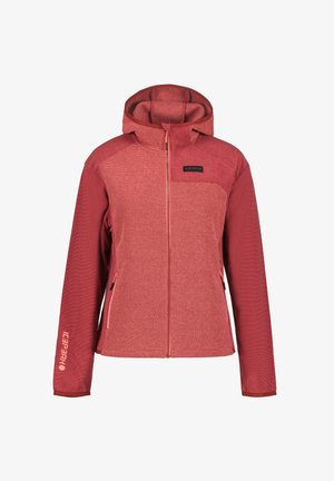 Chaqueta roja con capucha, con un tejido texturizado, cierre frontal con cremallera y dos bolsillos laterales con cremallera. Logo mostrado en el pecho y la manga.