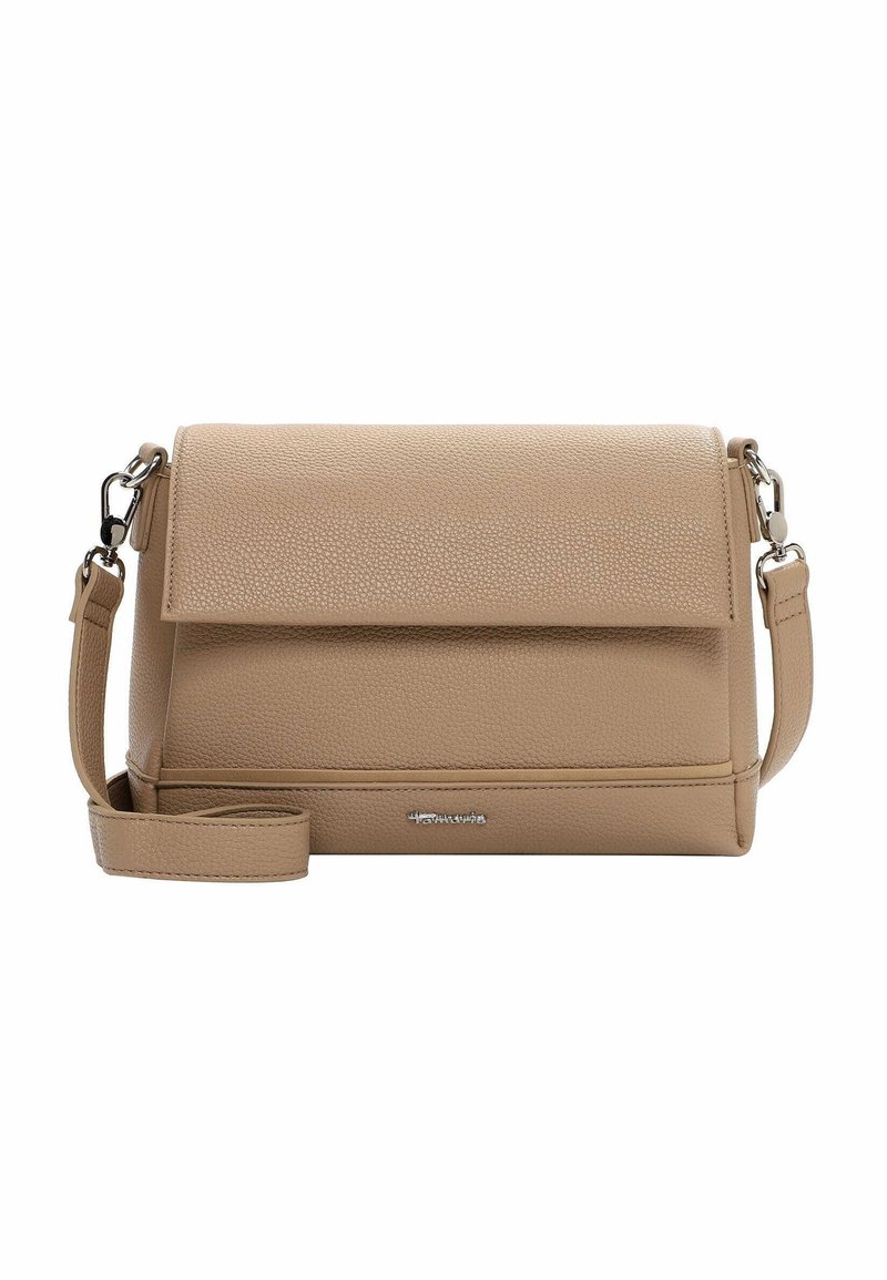 Borsa a tracolla beige in pelle con finitura testurizzata, chiusura a patta magnetica, tracolla regolabile e dettagli in argento. Design compatto e strutturato.