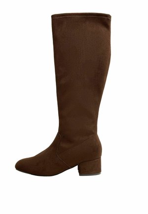 Stivali marroni al ginocchio realizzati in materiale scamosciato morbido, con un tacco largo e un design elegante e affusolato con punta appuntita.