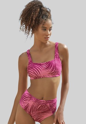 Ružový a magentový bikini set s topom so štvorcovým výstrihom a vysokými nohavicami, zdobený vzorom palmových listov a hladkým povrchom.