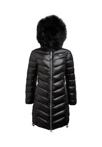 Melna pūkainā jaka ar mākslīgo kažokādu kapuci, diagonāli izšūta rakstā, ar rāvējslēdzēju priekšā un sānu kabatām. Izstrādāta siltumam un laika apstākļu noturībai.