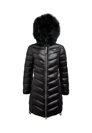 Melna pūkainā jaka ar mākslīgo kažokādu kapuci, diagonāli izšūta rakstā, ar rāvējslēdzēju priekšā un sānu kabatām. Izstrādāta siltumam un laika apstākļu noturībai.