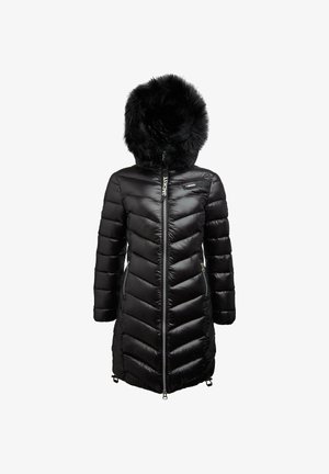 Doudoune noire avec une capuche en fausse fourrure, motif matelassé diagonal, fermeture éclair à l'avant et poches latérales. Conçue pour la chaleur et la résistance aux intempéries.