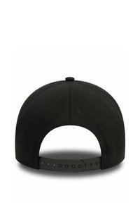 Gorra de béisbol negra con una textura suave, que presenta un diseño sólido, cierre ajustable tipo snapback y una corona redondeada.