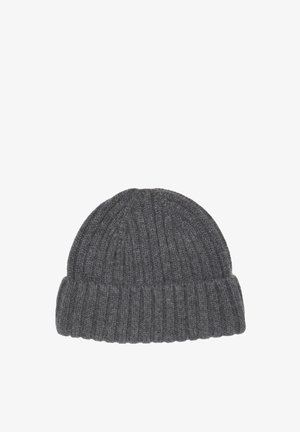 Gorro de punto acanalado gris con un dobladillo doblado, hecho de una tela suave, que presenta un aspecto texturizado y un ajuste ceñido.
