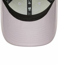 Hellblaues Baseballcap mit schwarzem Schirm, das eine glatte Stoffoberfläche und ein dezentes Nähmuster auf der Krone aufweist.