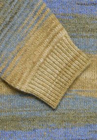 Strickpullover-Material mit geripptem Bündchen in Grüntönen, Braun und Blau. Verfügt über horizontale Streifen und eine weiche Textur.