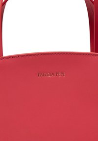Rode leren handtas met een gladde textuur, voorzien van een debossed "Patrizia Pepe" logo. Handvatten zijn bovenaan bevestigd.