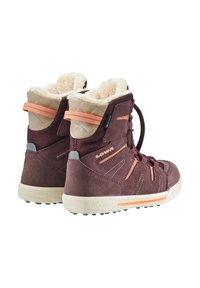 Stivali in suede bordeaux con fodera in pile beige, dettagli trapuntati e accenti arancioni. Presentano un design alto e una suola in gomma testurizzata per una buona presa.