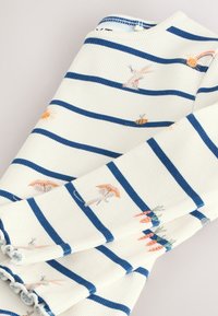 Weißes, langärmeliges Rippshirt mit blauen Streifen. Mit bunten, bestickten Motiven, darunter Sonne, Biene und Gemüse.