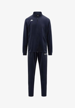 Giacca sportiva blu navy con zip intera e pantaloni abbinati con loghi Kappa bianchi su petto e coscia, polsini elastici sulle maniche.